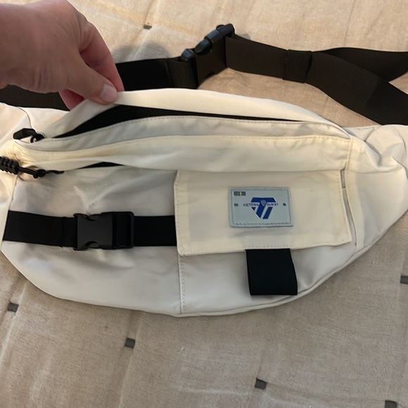 A large Belt/Waist/Fanny BAG in white&black. Zipper close and adjustable waist. - Picture 2 of 5